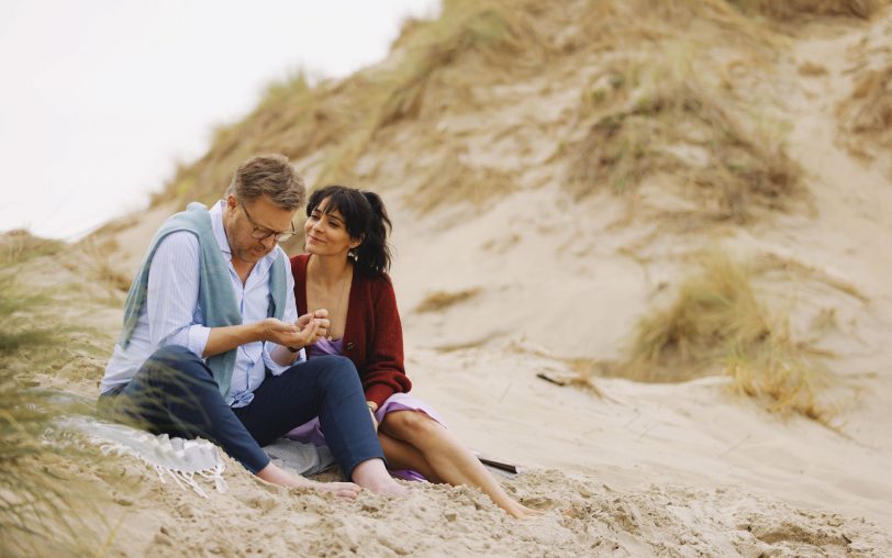 Rolf (Nicholas Ofczarek) und Dina (Pegah Ferydoni) kommen sich am holländidschen Nordseestrand näher.