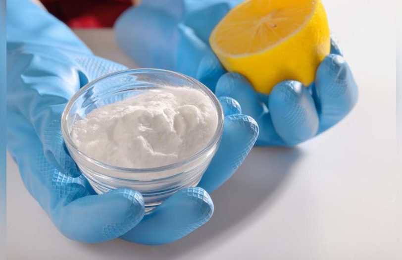 Natronpulver ist ein vielfältig einsetzbares Hausmittel, das günstig und meist plastikfrei verpackt in Drogerie- und Supermärkten erhältlich ist.