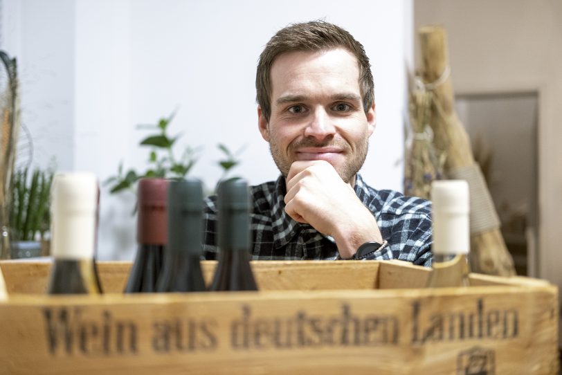 Tobias Schöller verkauft Glühwein aus deutschem Weinanbau.