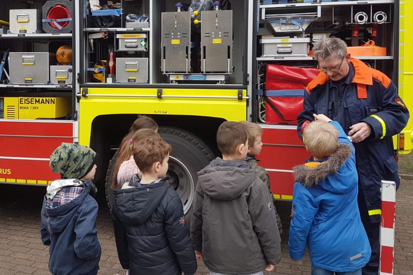Vor dem Feuerwehrauto.