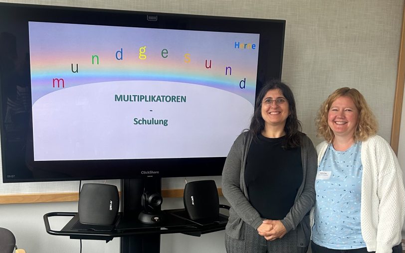 Birsel Habrichi-Pulat (li.), Vorsitzende des Arbeitskreises Zahngesundheit, und Nadine Letat, Teamleitung der Schwangerenberatung, beim neuen Schulungsformat