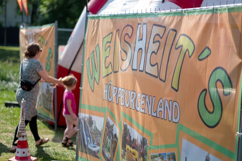 'Weisheits Hüpfburgenland' auf der Wiese an der Albert-Einstein-Straße.