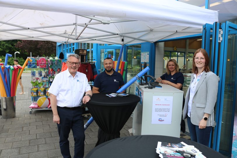 Freuen sich auf die Besucher: (v.li.) Bäderchef Lothar Przybyl, die Mitarbeiter Halil Meta sowie Anna Funk und die Meisterin für Bäderbetriebe, Laura Dittmer.