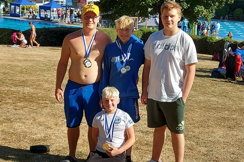 SC Wiking-Schwimmer Falk Kaygusuz (unten) holt 2 × Gold in Iserlohn.
