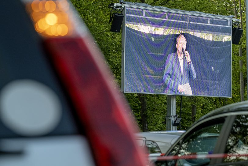 Die 1. Ruhrpott Comedy Nacht von LMV Veranstaltungsservice Herne im Autokino auf dem Parkplatz im Revierpark Gysenberg in Herne (NW), am Samstag (25.04.2020). Auf der Bühne standen an diesem Abend der Moderator und Comedian Helmut Senftenschneider (im Bild), der aus Istanbul stammenden Comedian Serhat Dogan und der Duisburger Kabarettist und mehrfache Kleinkunstpreisträger Kai Magnus Sting.