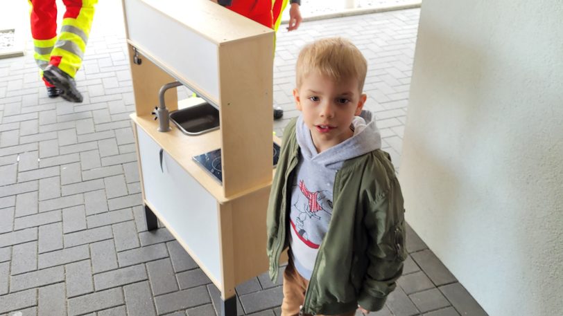 Der kleine Joel freute sich sehr über die neue Spielküche.