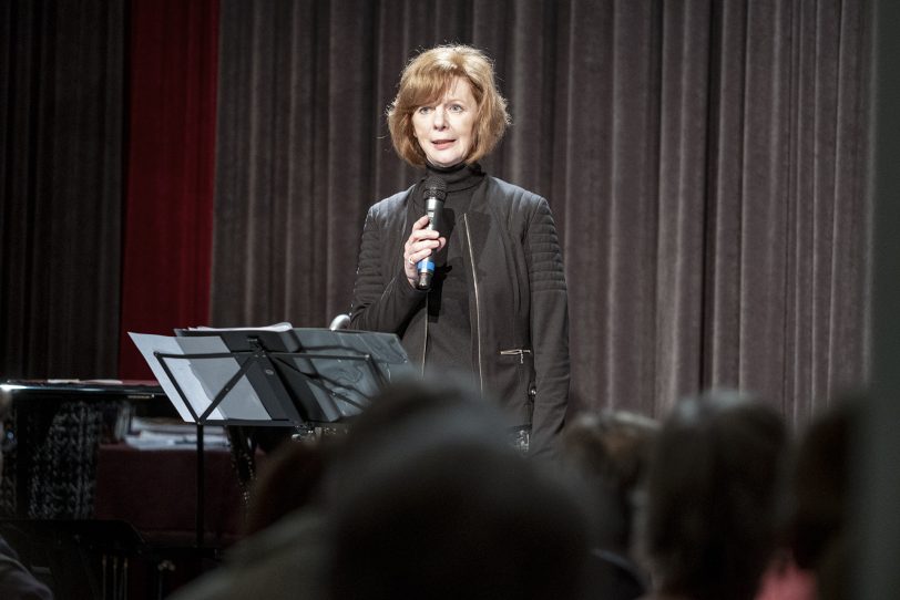 Zur Befreiung von Auschwitz: Lesung in der Alten Druckerei an der Bebelstraße in Herne (NW), am Montagabend (27.01.2020). Norbert Kozicki und Jan Zweyer lasen Texte von Auschwitzhäftlingen. Musikalisch umrahmt wurde der Abend von Eckard Koltermann (Bassklarinette) und Ralf Kaupenjohann (Akkordeon). Sie präsentierten Improvisationen jiddischer Lieder. Im Bild: Elisabeth Röttsches vom Literaturhaus Herne Ruhr.