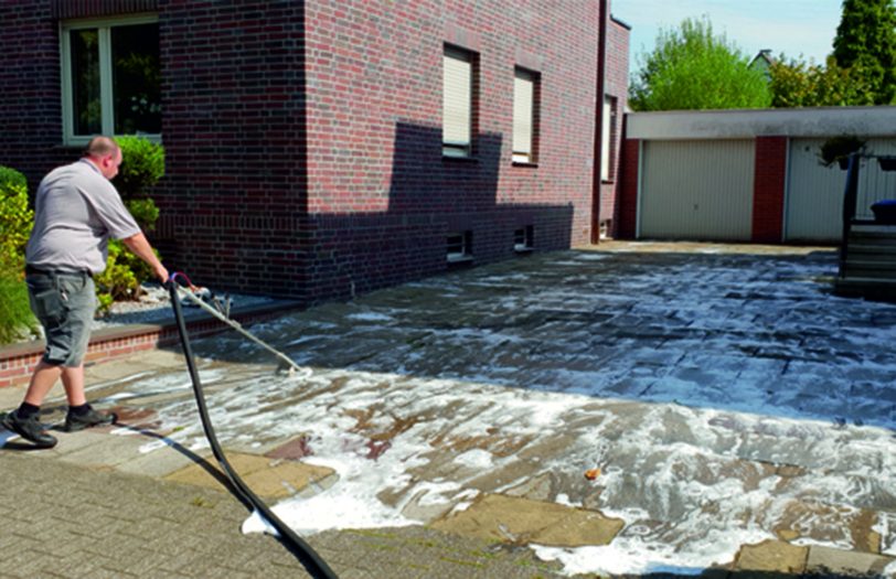 Umweltfreundliche Unkrautbeseitigung mit Wasser und Kokosschaum