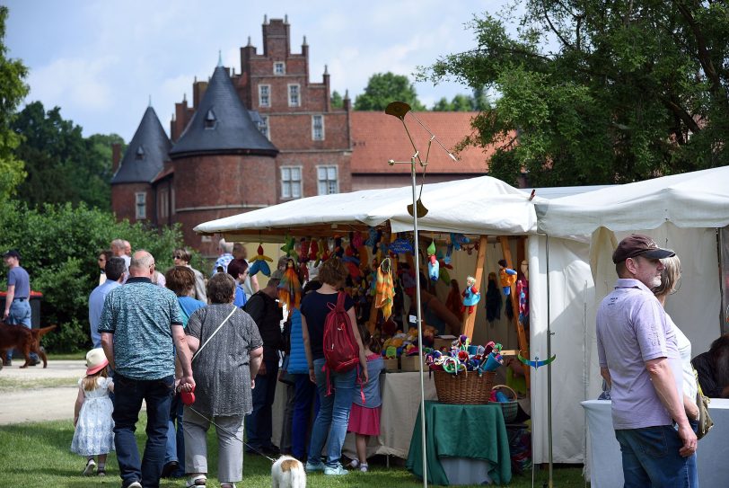 Der Kunstmarkt rund um das Schloss Herten.