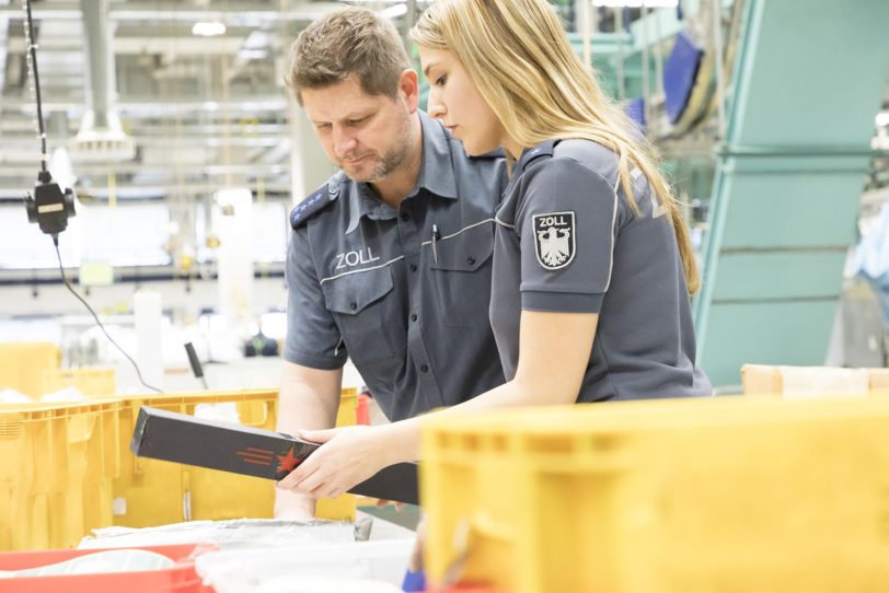 Postabfertigung in einem Zoll Paketzentrum (Symbolbild).