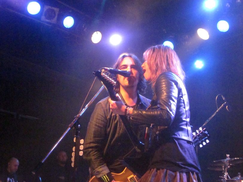 Joe Hottinger und Lzzy Hale zeigen, dass die Chemie zwischen den Bandmitgliedern stimmt.