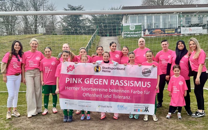Ruhrwerk-Vorsitzende Cordula Klinger-Bischof (links) übergab die T-Shirts an die D-Juniorenfußballerinnen des SV Sodingen.