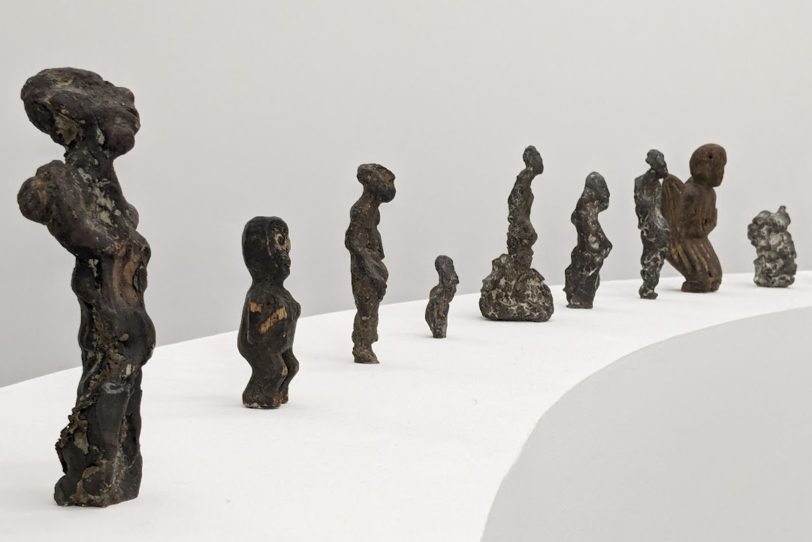 Mit der KulturCard kannst auch du gucken: Hier gucken die Figuren von Thomas Lehnerer im Museum Küppersmühle für Moderne Kunst.