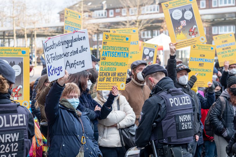 Impfgegner aus mehreren Ruhrgebietsstädten haben sich am Sonntag (06.03.2022) zu einer Protestveranstaltung, auf dem Cranger Kirmes-Platz in Herne (NW), versammelt. Die Teilnehmenden zogen von dort, unter Polizeibegleitung, durch die Wanner Innenstadt. Am Buschmannshof (im Bild) wurden sie von Gegendemonstranten, unter Federführung des Bündnis Herne, mit lautstarkem Gegenprotest empfangen.