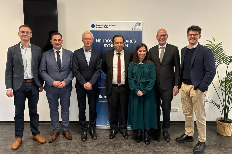 Neurovaskuläres Symposium 2025: v.l Prof. Markus Möhlenbruch, Neuroradiologie Heidelberg; Prof. Dr. Christos Krogias, Chefarzt der Klinik Neurologie am EvK Herne; Prof. Andreas Greinacher, Transfusionsmedizin Greifswald; Prof. Tsivgoulis Georgios, FESO, Neurologie Athen; Dr. Lina Palaiodimou,FESO, Neurologie Athen; Prof. Peter Schellinger, Neurologie, FESO, Minden; Dr. Daniel Richter, Neurologie Herne.