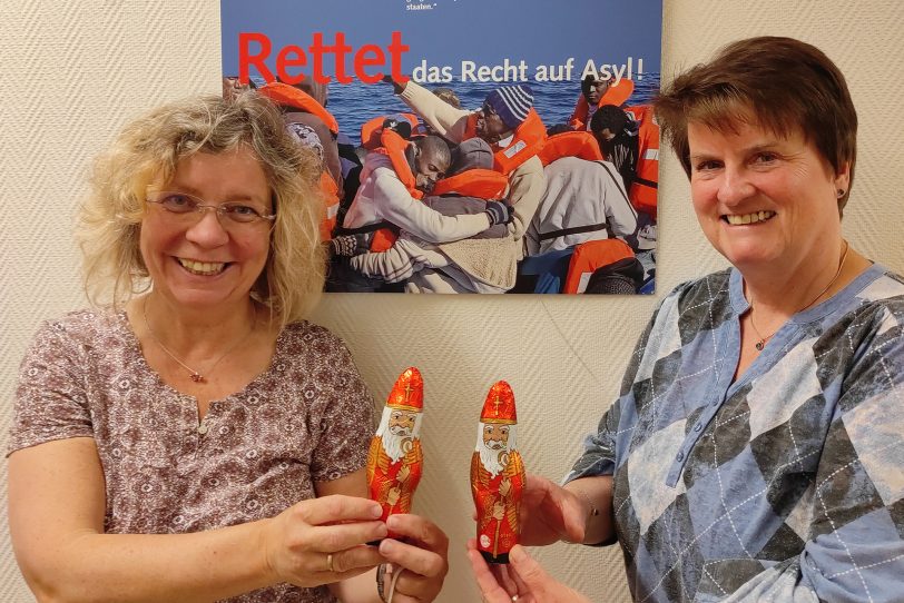 Die Flüchtlingsberaterinnen Petra Stach-Wittekind (links) und Katja Jähnel informieren über die Situation von Flüchtlingen.