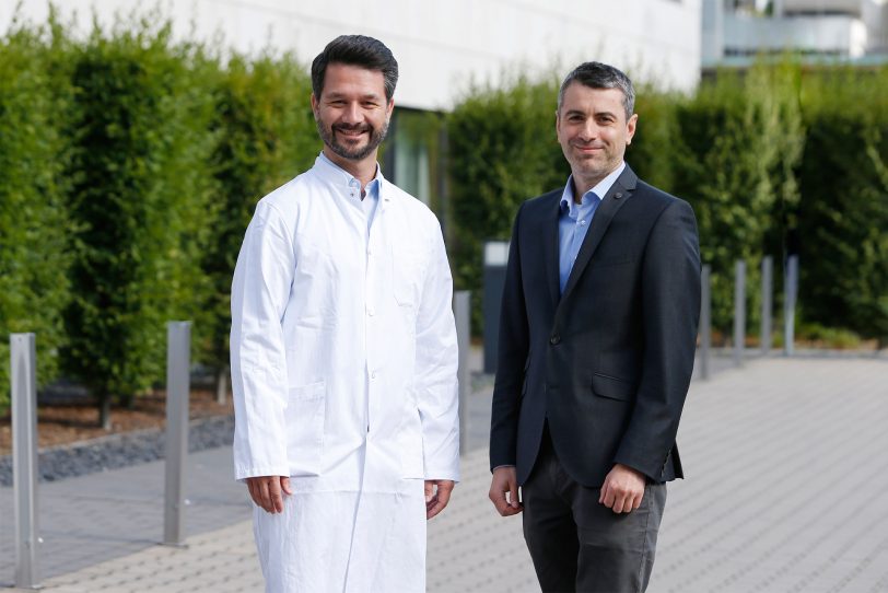 v.l. Priv.-Doz. Dr. Christian Baues, der neue Klinikdirektor der Klinik für Strahlentherapie und Radio-Onkologie des Marien Hospital Herne, im Juni 2023 mit Stephan Fanselow, Mitglied der Geschäftsleitung der St. Elisabeth Gruppe.