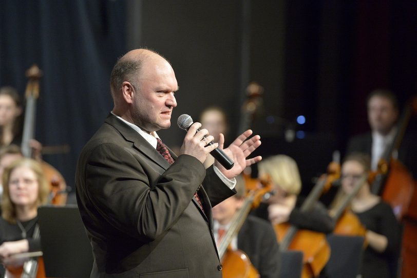 Musikschulleiter Christian Ribbe moderierte das Neujahrskonzert.