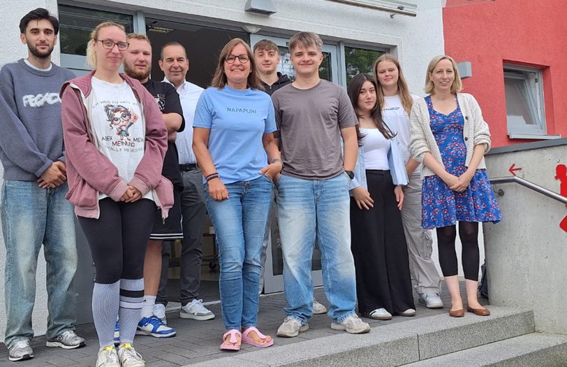 Die Caritas-Freiwilligen haben jetzt ihren Dienst beendet. Im Bild (v. l. n. r.): Bilal Hussein, Angelina Steinweg, Tom Habel, Caritas-Vorstand Ansgar Montag, Elisabeth Bruns (Caritasverband Herne), Dominik Fähnrich, Tom Volbach, Esila Kafali, Jolina Jakubus und Stephanie Deutsch (Caritasverband Herne)