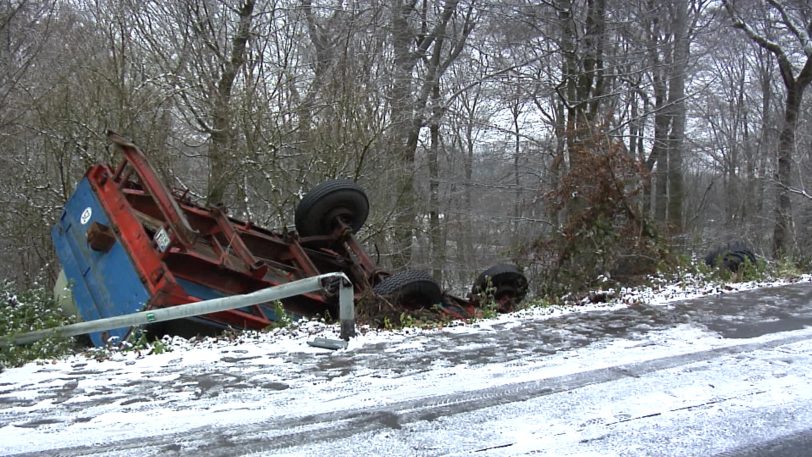Unfall von zwei Traktoren mit Anhänger auf der schneeglatten Waldstraße.