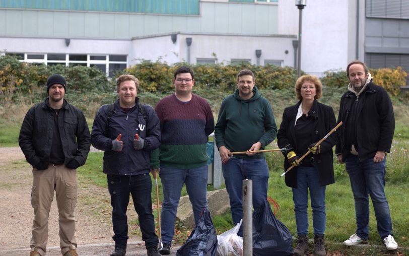 Die Junge Union Herne um den Vorsitzenden Jascha Hoppe (2.v.l.) sammelte beim Clean Up am Kanal jede Menge Müll auf.