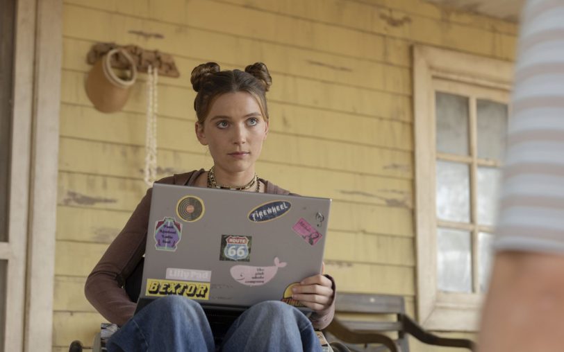 Mit Jelena Charkova (Momo Beier) kommt die „beste Computer-Hackerin der Stadt“ ins Spiel, die besonders bei Bob den Puls höher schlagen lässt, was nicht gerade auf Begeisterung bei Justus stößt.