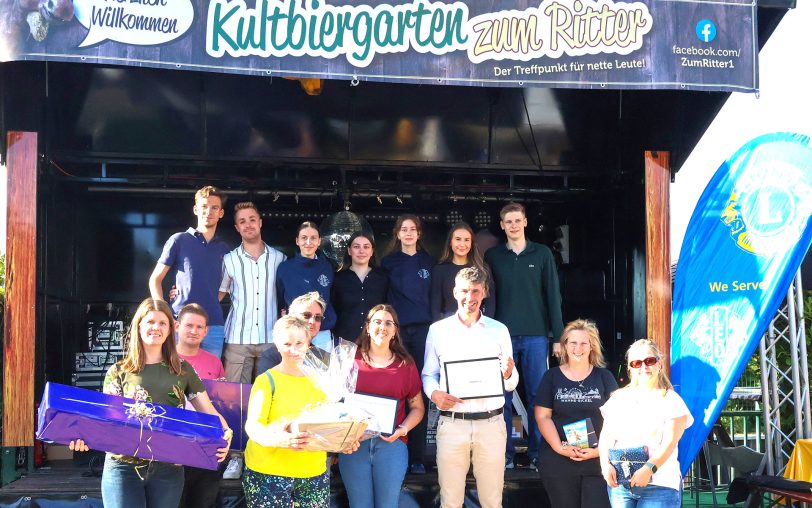 Spendenübergabe im Biergarten „Zum Ritter“ auf dem Kirmesplatz: In der hinteren Reihe die Leos