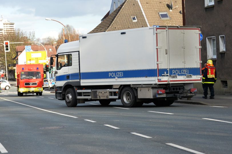 Wagen vom LKA verlässt den Einsatzort.