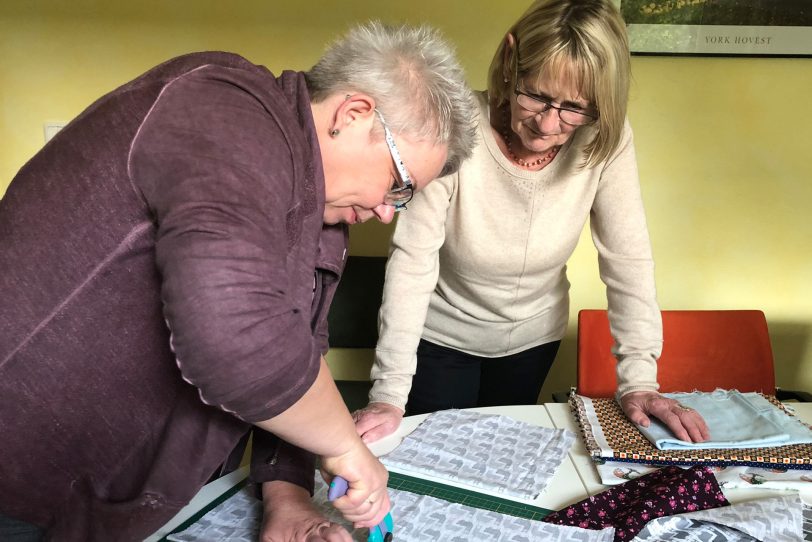 v.l. Ingrid Bembenek und Antje Grihn, Mitglieder der Kreativgruppe, schneiden Material für weitere „Stoffel“ zu.
