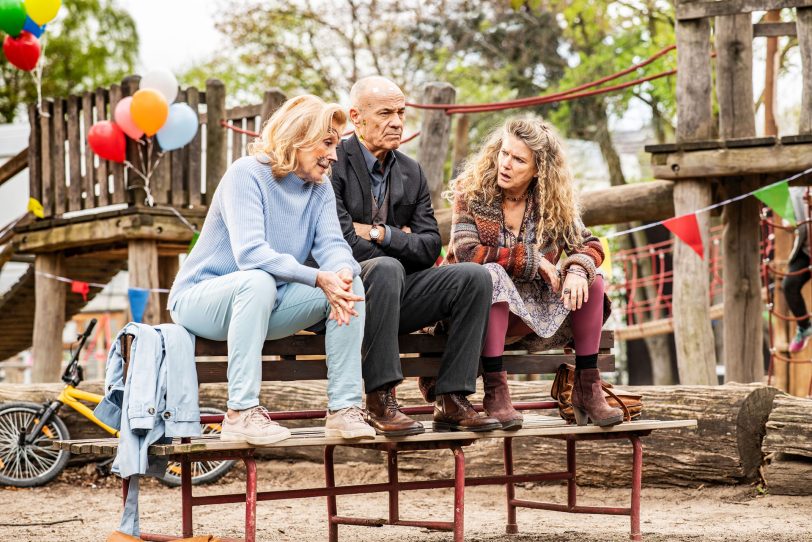 Enkel für Anfänger: im Bild Karin (Maren Kroymann), Gerhard (Heiner Lauterbach) und Philippa (Barbara Sukowa) auf dem Spielplatz.