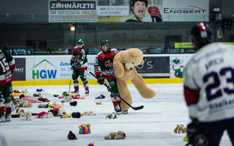 Valentin Pfeifer und der HEV gewannen das „Teddy Bear Toss“-Heimspiel gegen die Hammer Eisbären mit 5:2.