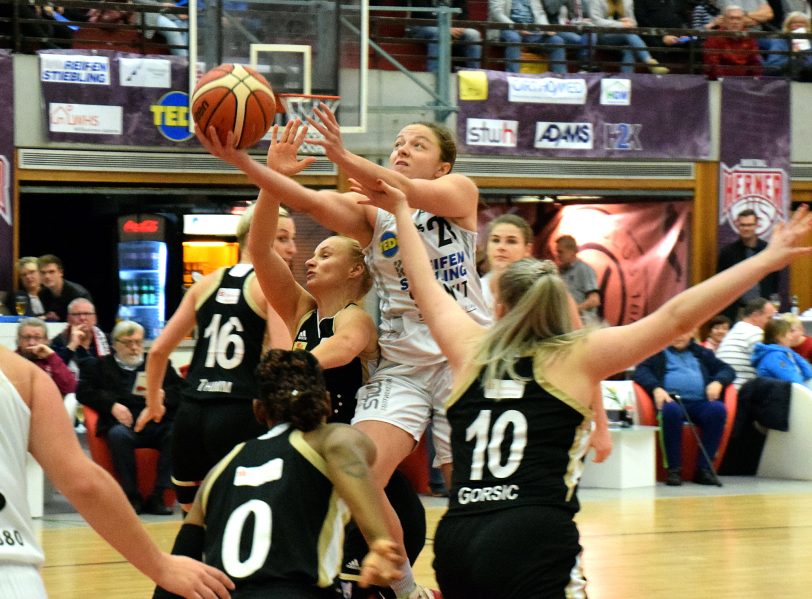 TEDi feiert Neueröffnung mit Profi-Spielerinnen des Herner TC.