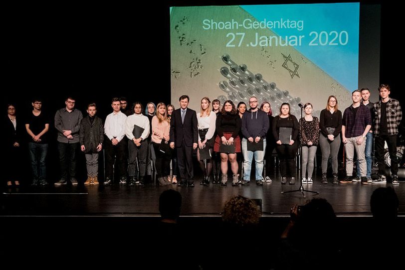 Shoah-Gedenkfeier im Kulturzentrum. Schüler der Wanner Gymnasien und der GS Wanne mit Dr. Frank Dudda.