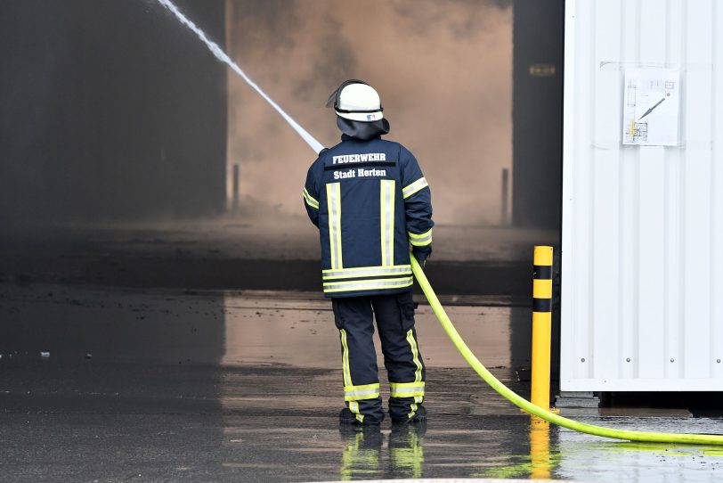 Einsatz der Feuerwehren des Kreises Recklinghausen und der Stadt Herten bei dem Großbrand der Lagerhalle der Hagebau Logistik in Herten (NW), am Sonntag (01.03.2020).