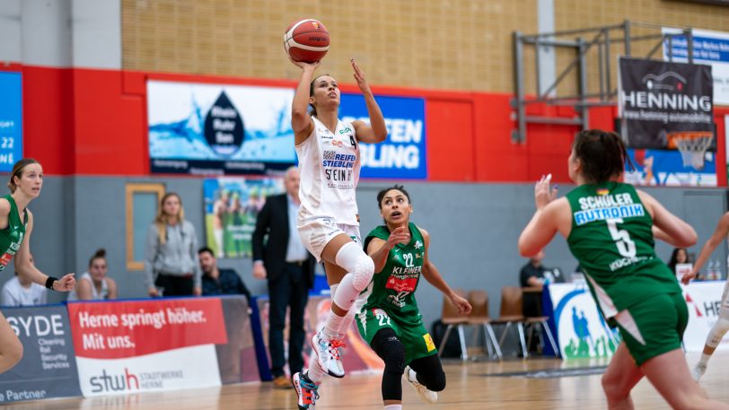 Die Basketball-Damen vom HTC gewinnen am Sonntag (6.11.2022) gegen die Rutronik Stars Keltern mit 73:71 nach Verlängerung. Im BIld Laura Zolper