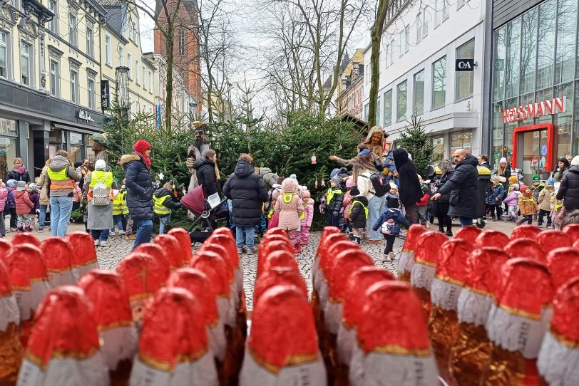 Die Weihnachtsmänner stehen in Reih und Glied und warten als Belohnung. Kinder aus 13 Kitas haben Schmuck für die Weihnachtsbäume gebastelt.