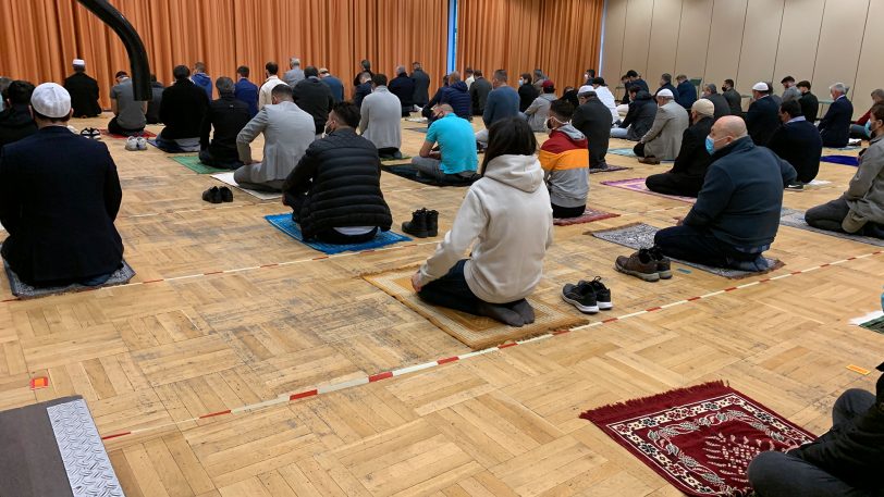 Das Festtagsgebet 2020 der Islamischen Gemeinde Herne Röhlinghausen mit Hygienevorschriften und Abstandsregelungen.