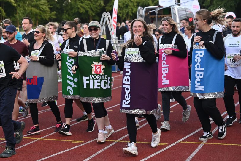 Bunte und schrille Kostüme und Verkleidungen: Der Start beim St. Elisabeth Firmenlauf - 1.500 Leute waren insgesamt mit dabei.