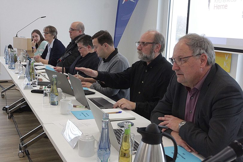 Der Kreissynodalvorstand des Kirchenkreises Herne (von links): Laura Hoffmann, Marita Wolniak, Thomas Nießen, Superintendentin Claudia Reifenberger, Scriba Pfarrer Sven Teschner, Klaus-Dieter Gülck, Ulrich Stückemann und (nicht im Bild) Assessor Pfarrer Hans-Paul Ullrich.