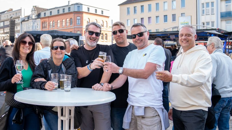 Prost auf die Mondnächte: Die Mischung von Essen, Trinken, Live-Musik und Gesprächen mit Freunden erfreute auch diese Truppe am Freitagabend (2.6.2023).