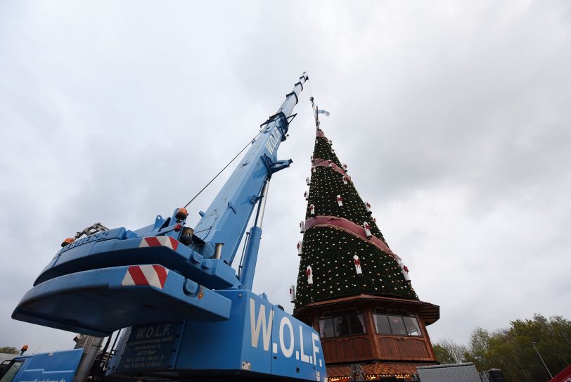 Aufbau des Weihnachtbaumes auf dem Cranger Kirmesplatz.