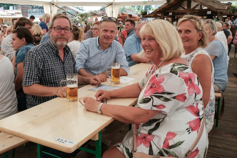 Die Eröffnung der 583.Cranger Kirmes fand bei sengender Hitze im Festzelt - Glück auf Crange - am Freitag (3.8.2018) statt. halloherne-Fotograf Robert Freise hat sich unter den Teilnehmern umgeschaut und diese Fotos mitgebracht.