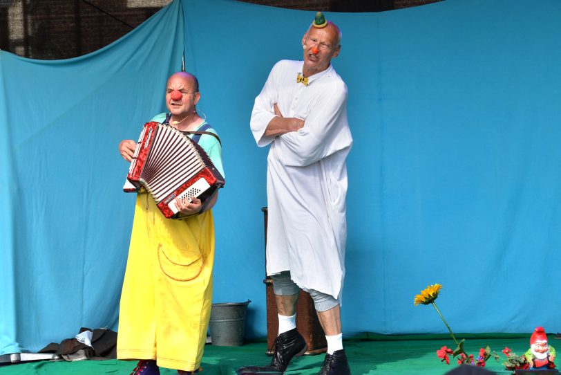 Kindertheater Pappmobil gastiert mit dem Clownsstück &amp;amp;amp;#039;Blümchen und Beule&amp;amp;amp;#039; auf der OpenAir-Bühne der Flottmann-Hallen. im Bild: Bernd Staklies und Schauspielerkollege Helmut Wirtz.