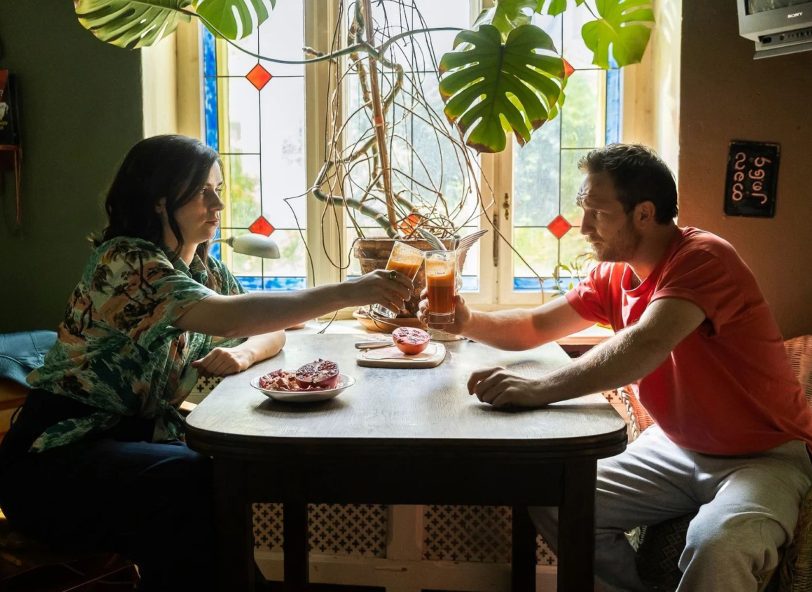 Helena (Nora Tschirner) und Mark (Frederick Lau) versuchen selbstgepresste Smoothies als Alternative zu Bier und Wein.