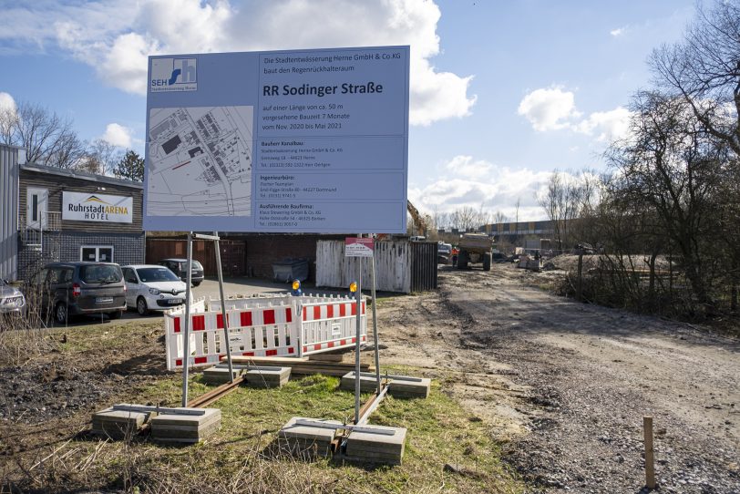 Baumaßnahme Regenrückhalteraum von Stadtentwässerung Herne GmbH & Co. KG an der Sodinger Straße 553 in Herne (NW). Aufnahme vom Freitag (19.03.2021).