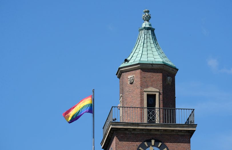 Regenbogen-Flagge am Herner Rathaus.