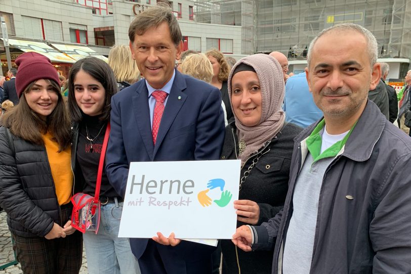 Frank Dudda (3.v.l) und Tuncay Nazik von der islamischen Gemeinde Röhlinghausen