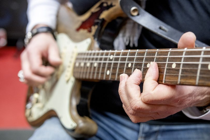 In Gerlachs Händen: der Nachbau einer legendären Künstlergitarre.