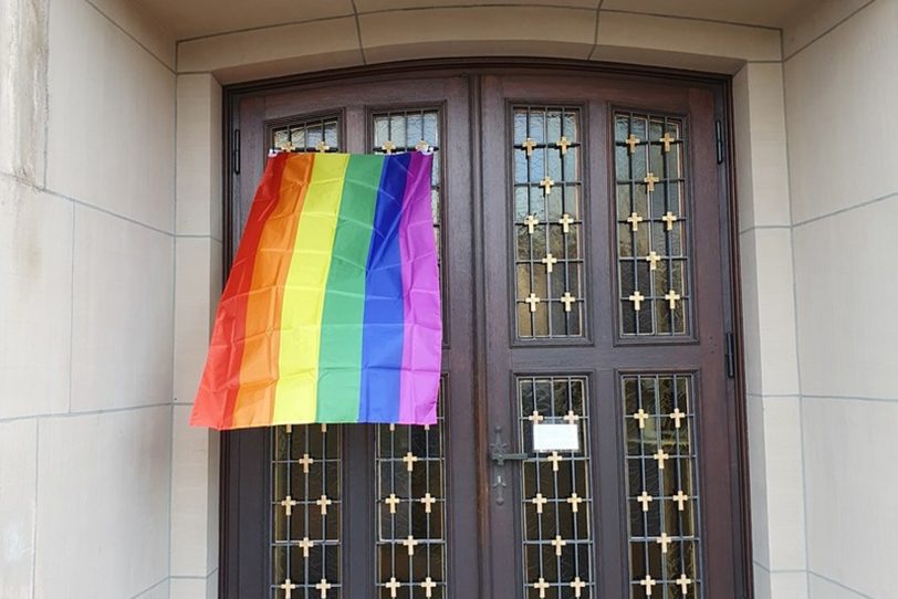 Die Regenbogenfahne an der Kirche der Gemeinde Hl. Familie.