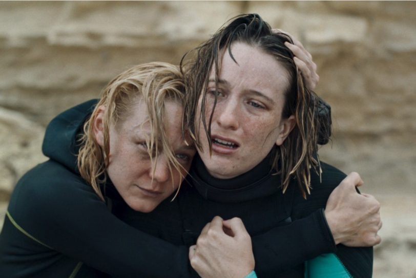 „The Dive“ – Elektrisierender Unterwasser-Thriller: Geschafft, aber glücklich: May (Louisa Krause) und Drew (Sophia Lowe) wieder an Land.